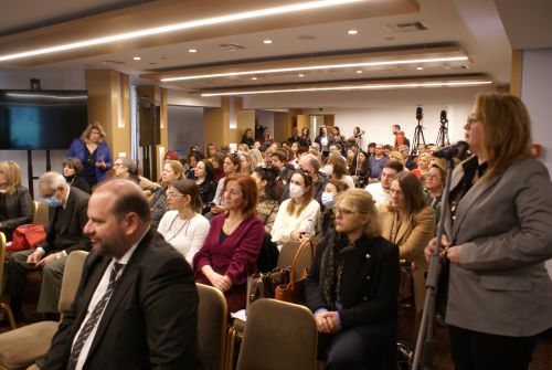 Η αίθουσα γέμισε ασφυκτικά από παρευρισκόμενους που ήθελαν να παρακολουθήσουν στην εκδήλωση.