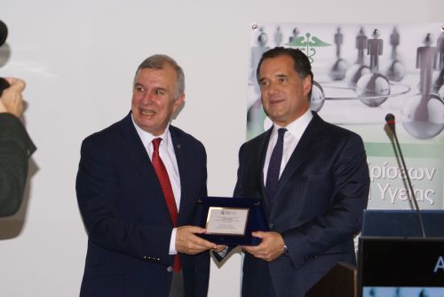 Ο Δρ. Πάνος Ευσταθίου, Πρόεδρος της Ελληνικής Εταιρείας Διαχείρισης Κρίσεων στον Τομέα της Υγείας, τίμησε τον Υπουργό Υγείας κ. Άδωνι Γεωργιάδη για την αμέριστη στήριξη και την ενεργή συμβολή του στην ενίσχυση του Εθνικού Συστήματος Υγείας.