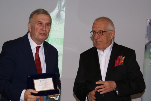 Ο Δρ. Πάνος Ευσταθίου, Πρόεδρος της Ελληνικής Εταιρείας Διαχείρισης Κρίσεων στον Τομέα της Υγείας, απονέμει τιμητική πλακέτα στον κ. Νικήτα Κακλαμάνη αναγνωρίζοντας το σημαντικό έργο του στον τομέα της υγείας.