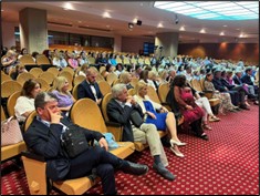 Ενθουσιασμός για την πρωτοποριακή έρευνα: Το κοινό παρακολουθεί με αμείωτο ενδιαφέρον την ομιλία του Ε.Ι.Α.Χ.